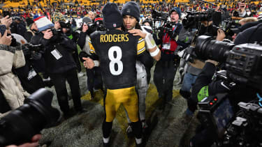 NFL, American Football Herren, USA AFC Wild Card Round-Houston Texans at Pittsburgh Steelers Jan 12, 2026; Pittsburgh, PA, USA; Houston Texans quarterback C.J. Stroud (7) greets Pittsburgh Steelers quarterback Aaron Rodgers following their AFC Wild Card Round game at Acrisure Stadium. Pittsburgh Acrisure Stadium PA USA, EDITORIAL USE ONLY PUBLICATIONxINxGERxSUIxAUTxONLY Copyright: xBarryxReegerx 20260112_jhp_ii9_0163