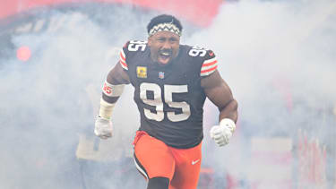 Defensive End Myles Garrett von den Cleveland Browns läuft bei den Spieler-Vorstellungen vor dem NFL-Spiel gegen die Baltimore Ravens im Huntington Bank Field aufs Feld (American Football, USA)
