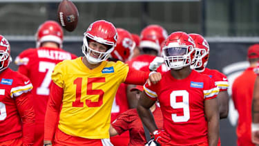 Patrick Mahomes und Kenneth Walker (re.)