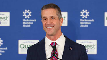 Bild von John Harbaugh im Anzug.