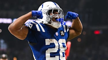 Indianapolis Colts Running Back Jonathan Taylor (28) feiert nach einem Touchdown im dritten Viertel des NFL-Spiels gegen die Tennessee Titans im Lucas Oil Stadium.