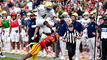 Notre Dame Fighting Irish running back Jeremiyah Love (4) hurdlet USC Trojans safety Kamari Ramsey (7) beim Spiel der Notre Dame Fighting Irish gegen die USC Trojans im Coliseum in Los Angeles, California.