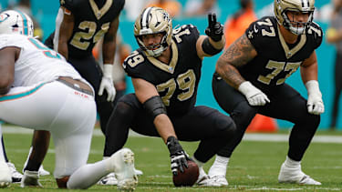 Center Luke Fortner bereitet einen Snap für die New Orleans Saints vor.