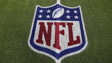 NFL-Logo auf dem Spielfeld.