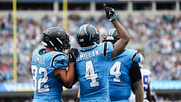 Carolina Panthers Wide Receiver Tetairoa McMillan feiert einen Touchdown während eines Spiels gegen die Dallas Cowboys.