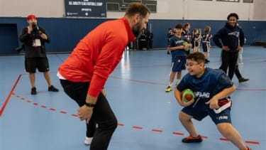 Sebastian Vollmer ist mittendrin beim Flag Football All Abilities Camp der Patriots.