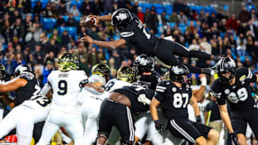 Mississippi State Quarterback Kamario Taylor (1) springt über die Defensive Line und erzielt einen Touchdown.