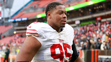 San Francisco 49ers Defensive Tackle Alfred Collins (95) geht vom Feld nach dem Spiel gegen die Cleveland Browns.
