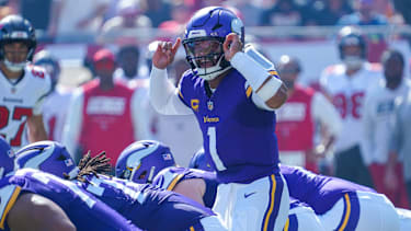 Minnesota Vikings Quarterback Kyler Murray 1 dirigiert sein Team vor einem Spielzug in der NFL gegen die Tampa Bay Buccaneers.