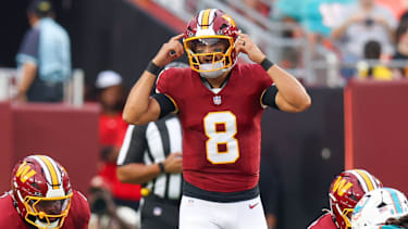 Quarterback Marcus Mariota 8 von den Washington Commanders beim Spiel gegen die Miami Dolphins.