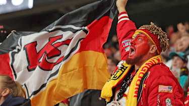 Ein Fan der Kansas City Chiefs verfolgt das NFL-Spiel im Deutsche Bank Park in Frankfurt. Deutschland gilt für das Franchise als einer der wichtigsten internationalen Wachstumsmärkte.