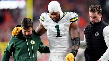 Green Bay Packers Defensive End Micah Parsons (1) geht verletzt vom Feld.