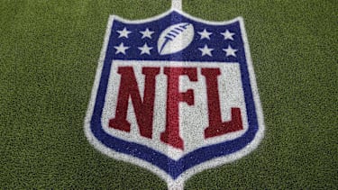 NFL-Logo auf dem Rasen.