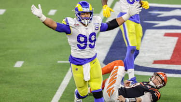 Defensive End Aaron Donald (99) von den Los Angeles Rams jubelt nach einem Sack gegen Bengals-Quarterback Joe Burrow (9) bei Fourth-and-One im Super Bowl LVI im SoFi Stadium.