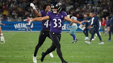 Baltimore Ravens Safety Kyle Hamilton (14) und kicker Tyler Loop (33) feiern das Field Goal zum Sieg in Rio in Brasilien gegen die Dallas Cowboys.