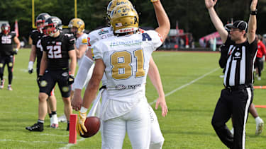 Dresden Monarchs Wide Receiver Montigo Moss feiert einen Touchdown.