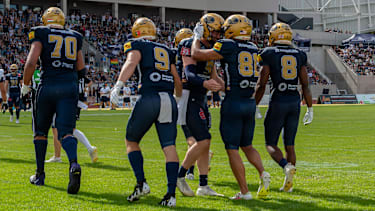 Touchdown-Jubel von Montigo Moss (WR, Dresden Monarchs, 81) mit Rocky Lombardi bei den Dresden Monarchs.