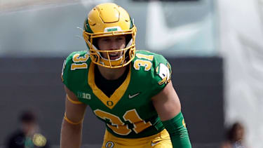 Oregon Ducks Defensive Back Dillon Thieneman (31) stellt sich gegen die Offense der Montana State Bobcats während des NCAA-College-Football-Spiels zwischen den Montana State Bobcats und den Oregon Ducks im Autzen Stadium auf.