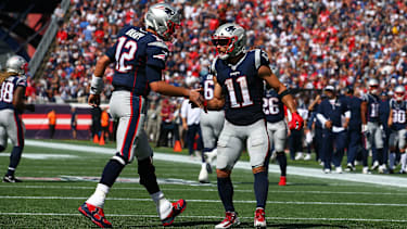 New England Patriots Wide Receiver Julian Edelman (11) feiert mit New England Patriots Quarterback Tom Brady (12) einen Touchdown beim Spiel der New England Patriots gegen die New York Jets im Gilette Stadium in Foxborough, MA.