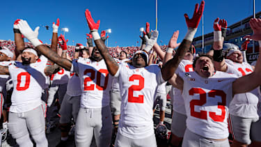 Die Spieler der Ohio State Buckeyes feiern nach ihrem Sieg gegen die Indiana Hoosiers am 17. Oktober 2026 im Memorial Stadium in Bloomington, Indiana.
