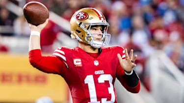 Quarterback Brock Purdy (13) von den San Francisco 49ers wirft den Ball während eines NFL-Spiels gegen die Detroit Lions.