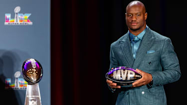 Kenneth Walker III (9) von den Seattle Seahawks posiert während einer Pressekonferenz nach dem Super Bowl LX am 9. Februar 2026 im Moscone Center in San Francisco, Kalifornien, mit der MVP-Trophäe für Fotos.