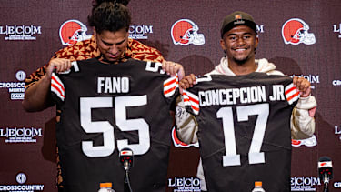 Die Erstrunden-Picks Spencer Fano und KC Concepcion von den Cleveland Browns präsentieren ihre Trikots bei der Vorstellung nach dem NFL Draft 2026 im CrossCountry Mortgage Campus in Berea.