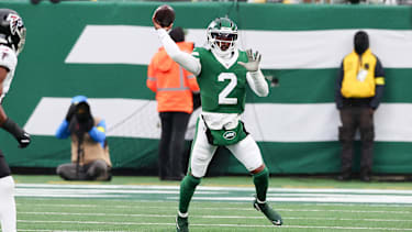 Quarterback Tyrod Taylor 2 von den New York Jets wirft einen Pass im NFL-Spiel gegen die Atlanta Falcons im MetLife Stadium in East Rutherford, New Jersey.