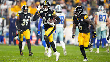 Pittsburgh Steelers Cornerback Joey Porter Jr. (24) und Linebacker Patrick Queen (6) während des Spiels gegen die Dallas Cowboys im Acrisure Stadium in Pittsburgh, Pennsylvania.