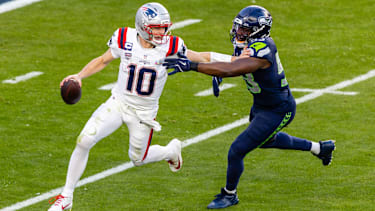 Quarterback Drake Maye (10) von den New England Patriots läuft vor Linebacker Boye Mafe (53) von den Seattle Seahawks im Super Bowl LX weg im Levi s Stadium in Santa Clara, CA.