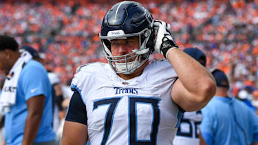 Tennessee Titans Guard Kevin Zeitler (70) während des Spiels zwischen den Denver Broncos und den Tennessee Titans im Empower Field at Mile High.