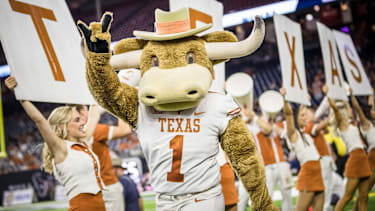 Das Maskottchen Hook ’Em von den Texas Longhorns jubelt während eines NCAA-Football-Spiels an der Seitenlinie.
