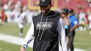 Der verletzte Tampa Bay Buccaneers Quarterback Baker Mayfield verlässt nach dem NFL-Spiel gegen die Green Bay Packers am 4. Oktober 2026 in Tampa mit einer Schiene am Daumen das Spielfeld.