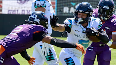 Running Back Justus Seelig von den Munich Ravens im Duell mit Defensive Back Mason Chambers von Frankfurt Galaxy während des EFA-Spiels im Alpenbauer Sportpark in Unterhaching bei München (American Football, Deutschland)