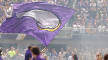 Die Minnesota Vikings Flagge weht bei einem Spiel der Vikings gegen die die Green Bay Packers.