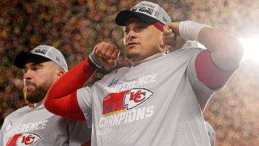 Patrick Mahomes (hier mit seinem Tight End Travis Kelce)