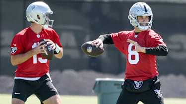 Las Vegas Raiders Quarterbacks Fernando Mendoza #15 und Kirk Cousins #8 bei einer Trainingseinheit bei den OTAs.