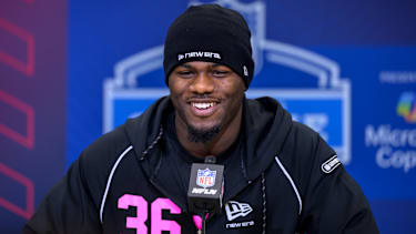 LSU Defensive Back A.J. Haulcy beantwortet Fragen der Medien während des NFL Scouting Combine.