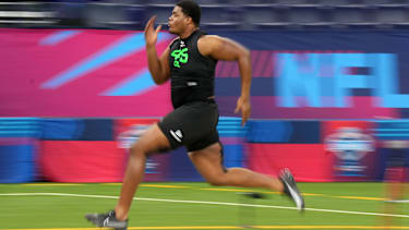 Offensive Lineman Carson Vinson beim Combine 2025 läuft den 40 Yard Dash.