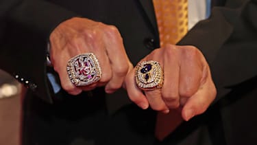 Die Meisterringe treffen sich: The ring of the Frankfurt (EFL) Galaxy meets the ring of the Kansas City Chiefs NFL, American Football Herren, USA , NFL German Games 2023 in Frankfurt, Empfang von Eintracht Frankfurt und der Stadt Frankfurt , 2023 NFL Frankfurt Games Opening, 03.11.2023, - *** The championship rings meet The ring of the Frankfurt EFL Galaxy meets the ring of the Kansas City Chiefs NFL , NFL German Games 2023 in Frankfurt, Reception by Eintracht Frankfurt and the City of Frankfurt , 2023 NFL Frankfurt Games Opening, 03 11 2023,