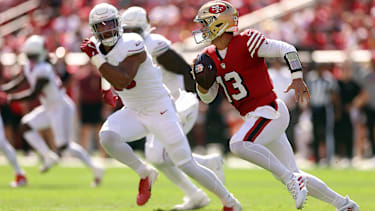 San Francisco 49ers Quarterback Brock Purdy läuft mit dem Ball gegen die Arizona Cardinals.
