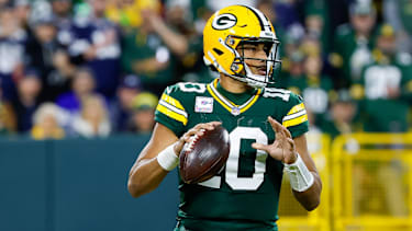 Green Bay Packers Quarterback Jordan Love (10) wirft einen Pass in der NFL.