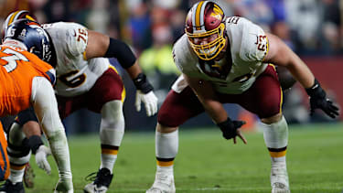 Washington-Commanders-Center Tyler Biadasz (63) im Duell an der Line of Scrimmage während des Spiels der Denver Broncos gegen die Washington Commanders im Northwest Stadium am 30. November 2025 in Landover, Maryland.