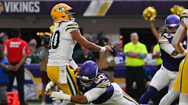 Vikings-Guard Joe Huber ringt Jordan Love nieder.