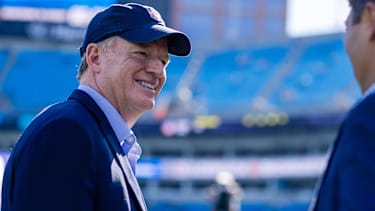 NFL Commissioner Roger Goodell auf dem Feld vor einem Spiel der Carolina Panthers gegen die Houston Texans.
