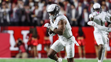 Tight End Kenyon Sadiq von den Oregon Ducks während eines Spiels gegen die Rutgers Scarlet Knights im SHI Stadium in Piscataway