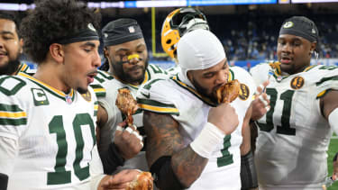 NFL, American Football Herren, USA Green Bay Packers at Detroit Lions Nov 27, 2025; Detroit, Michigan, USA; Green Bay Packers quarterback Jordan Love (10), Green Bay Packers defensive end Micah Parsons (1) and Green Bay Packers defensive tackle Warren Brinson (91) eat turkey after defeating the Detroit Lions at Ford Field. Detroit Ford Field Michigan USA, EDITORIAL USE ONLY PUBLICATIONxINxGERxSUIxAUTxONLY Copyright: xLonxHorwedelx 20251127_rgo_jr6_0139