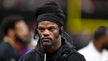Der verletzte Baltimore Ravens Quarterback Lamar Jackson (8) reagiert während des NFL-Spiels gegen die Atlanta Falcons am 11. Oktober 2026 im Mercedes-Benz Stadium in Atlanta, Georgia.