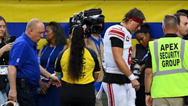 New York Giants quarterback Jaxson Dart (6) walks to the locker room after getting knocked out of the game against the Los Angeles Rams in first quarter action on Monday Night Football at SoFi Stadium in Inglewood, California on Monday September 21, 2026. PUBLICATIONxNOTxINxUSA LAP2026092105 JONxSOOHOO