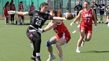 Die Deutsche Frauen Flag Football Liga. Eine Spielerin beim Versuch einen Touchdown zu erzielen.